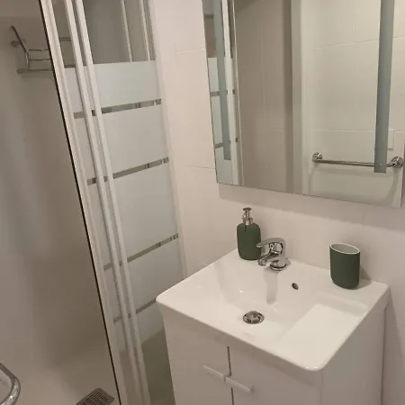 T2 Renove, Centre-ville Hendaye, Proche Baie, Sans Ascenseur, Balcon, Calme, Wifi Non Inclus - Fr-1-239-850